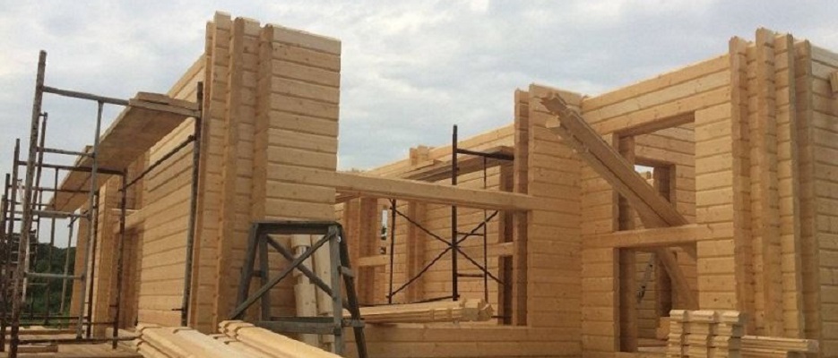 Строительство дома из бруса: обзор главных преимуществ 